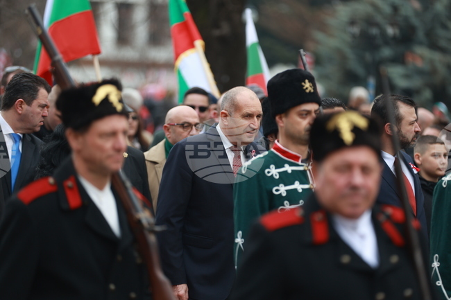 Шествие, начело с президента Румен Радев, се отправи от Етрополе към местността Звездата, където ще бъде издигнато националното знаме
