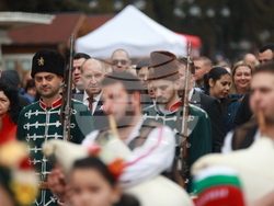 Етрополе - тържествено издигане на българския трибагреник