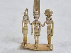 Статуя на древноегипетските божества Амон, Мут и Хонсу