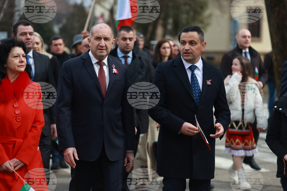 Етрополе - тържествено издигане на българския трибагреник