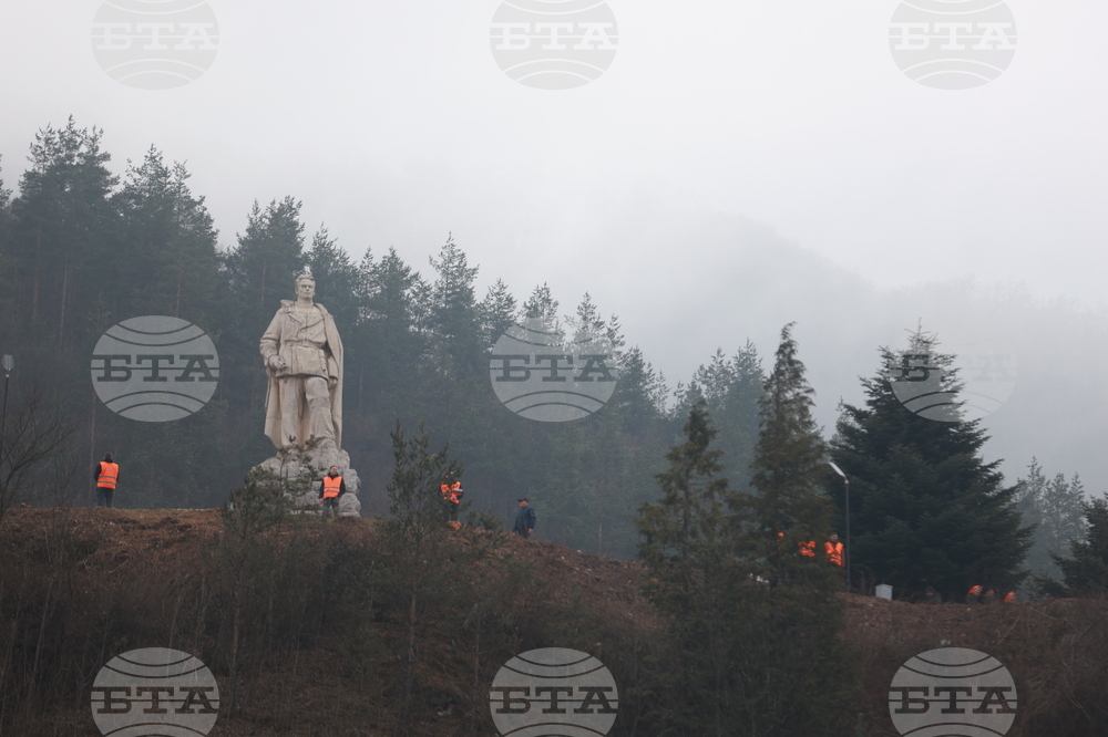 Етрополе - тържествено издигане на българския трибагреник