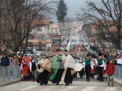 Етрополе - тържествено издигане на българския трибагреник