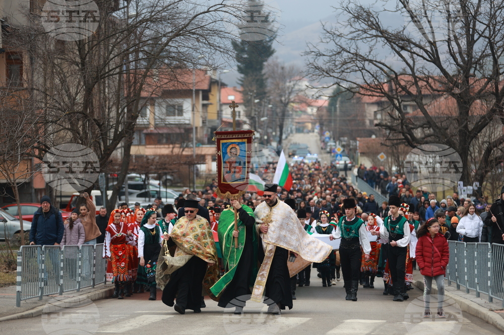 Етрополе - тържествено издигане на българския трибагреник