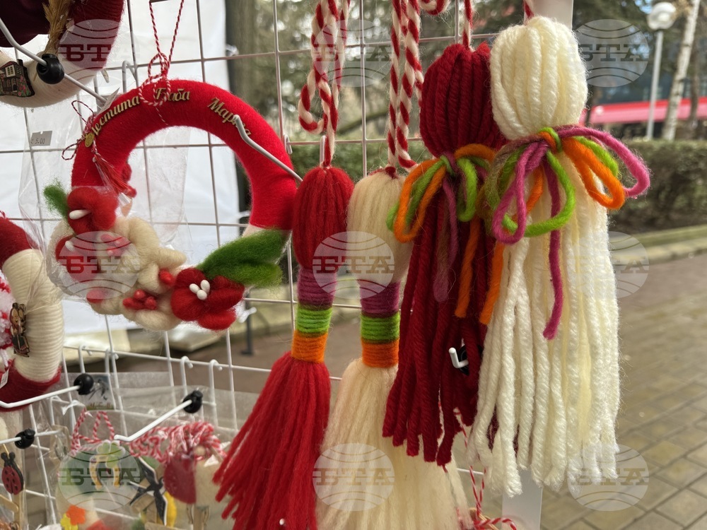 Въпреки дъждовното време, не липсват посетители на базара за мартеници в центъра на Казанлък