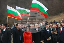 Етрополе - тържествено издигане на българския трибагреник