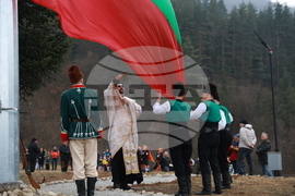 Етрополе - тържествено издигане на българския трибагреник