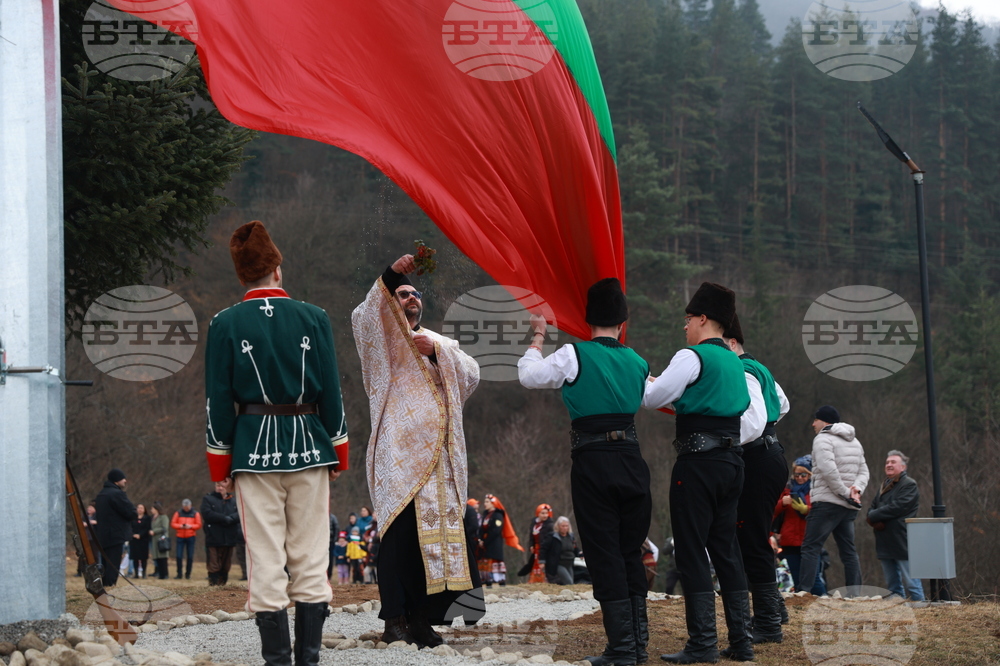 Етрополе - тържествено издигане на българския трибагреник