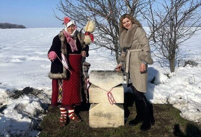 Жителите на Алфатар окичиха с мартеници четири каменни кръста, пазещи града от нещастия