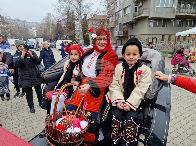 Баба Марта и внуците ú пристигнаха с файтон във Велико Търново и се включиха в хоротека в парка