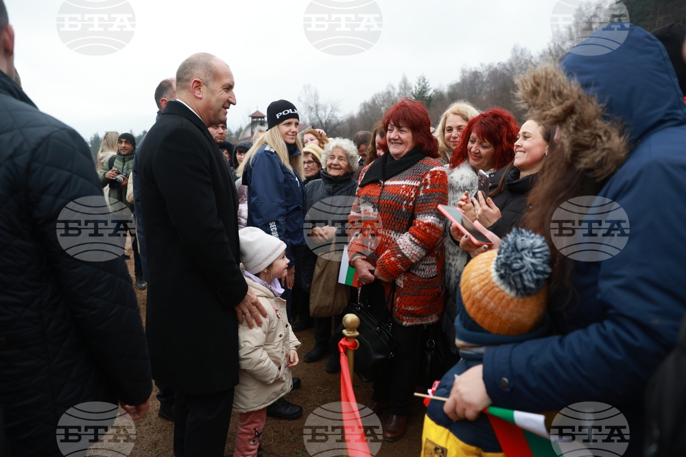 Етрополе - тържествено издигане на българския трибагреник