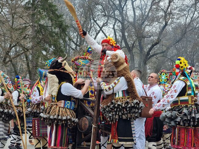 Хиляди маскирани превзеха Ямбол в кулминационните дни на фестивала „Кукерландия”