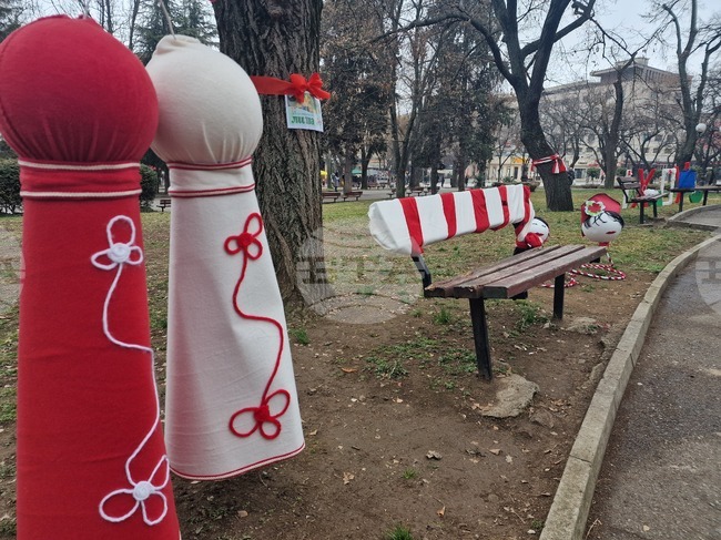 Деца облякоха централния парк в Стара Загора в червена и бяла премяна