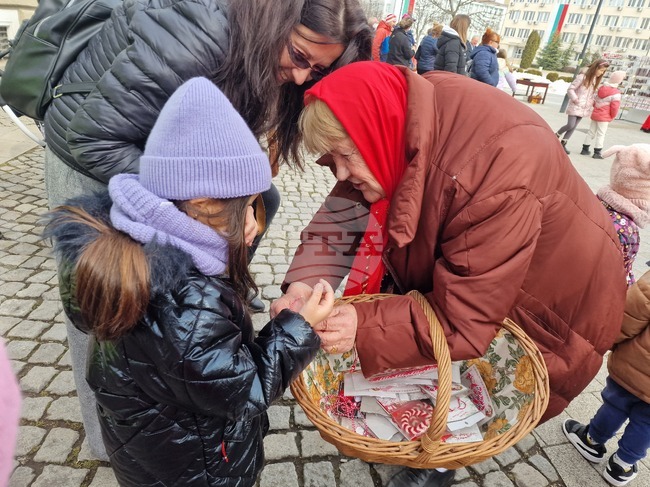 Баба Марта дари с мартеници малки и големи на тематичен празник в Търговище