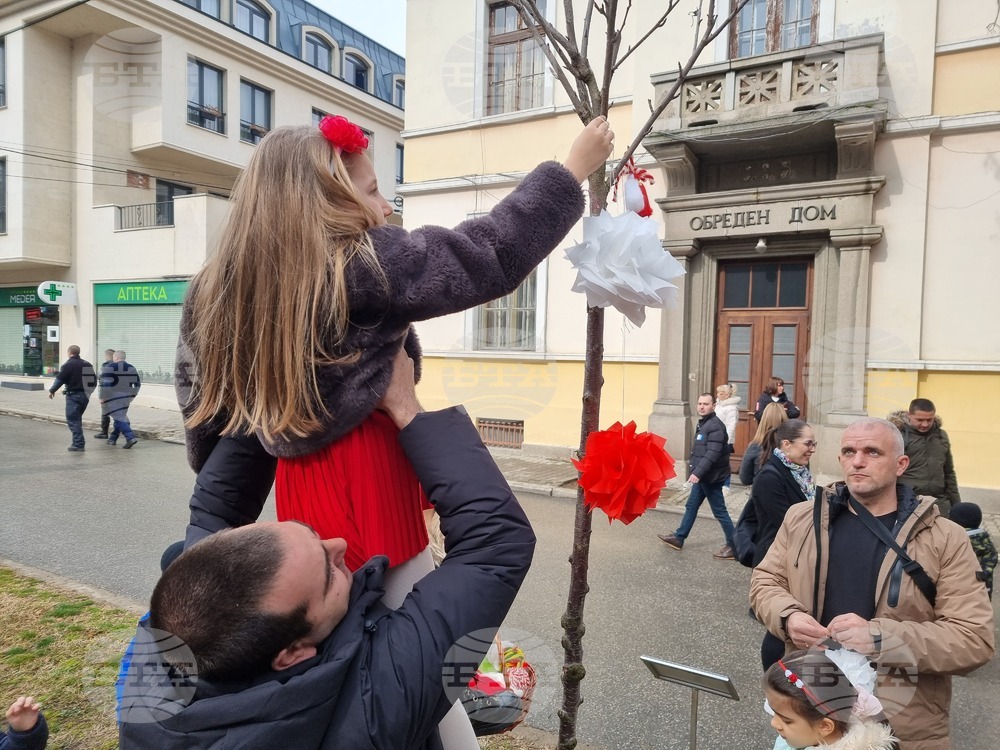 Деца украсиха с мартеници дървета в Кюстендил