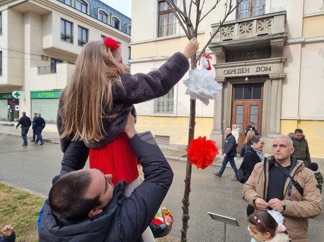 Деца украсиха с мартеници дървета в Кюстендил