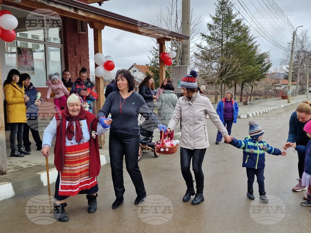 Бели гълъби полетяха над небето в самоковското село Райово по случай 1 март