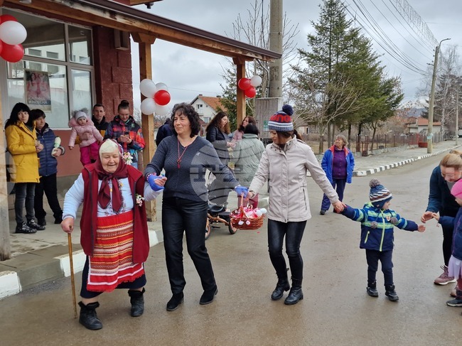 Бели гълъби полетяха над небето в самоковското село Райово по случай 1 март