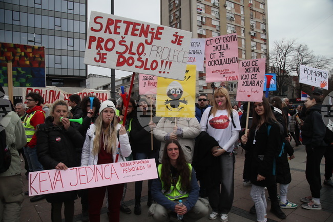 Хиляди протестиращи в сръбския град Ниш продължават 18-часовата блокада