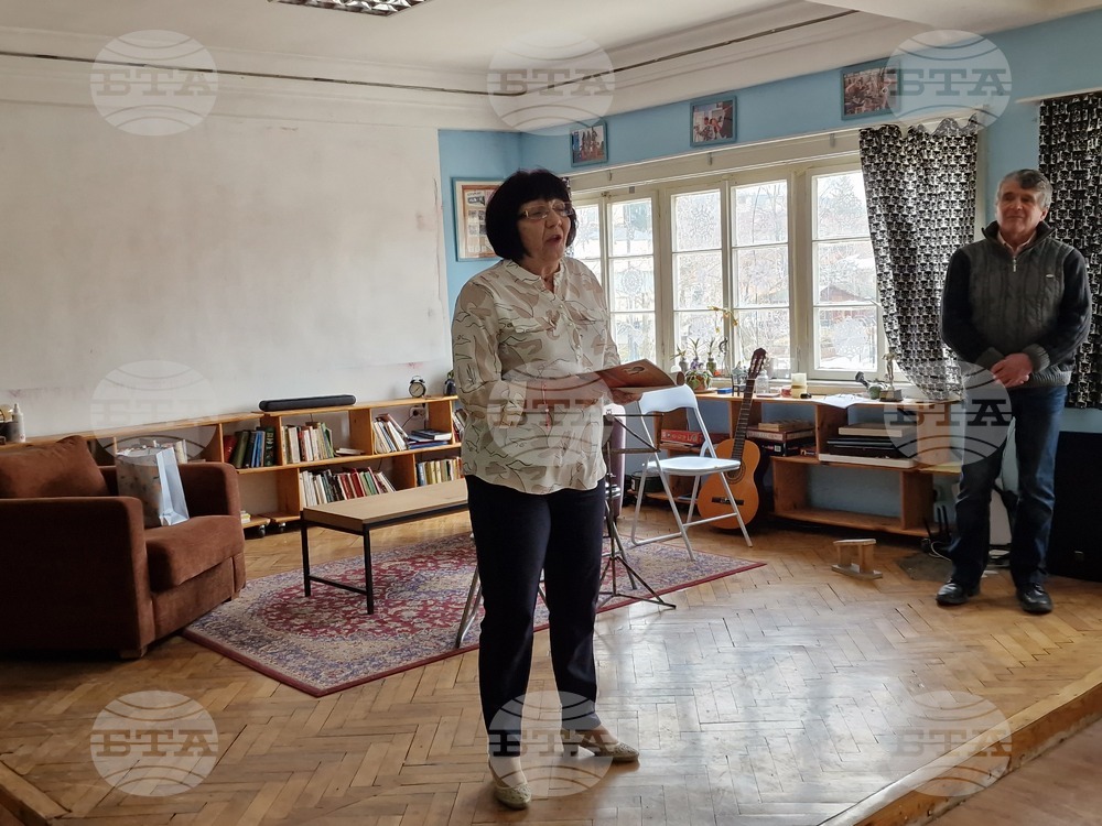 Мариана Солунска представи новата си стихосбирка „Слънчеви пътеки“ пред самоковската публика