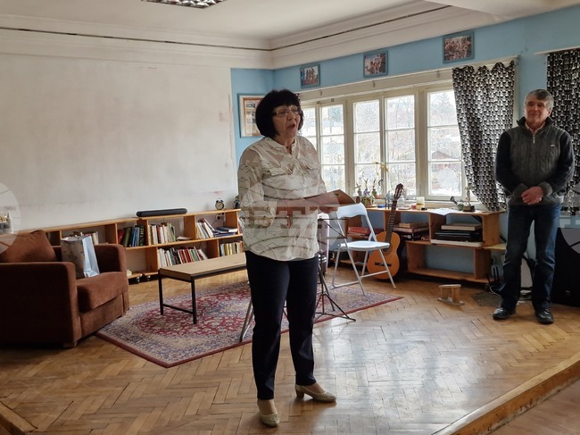 Мариана Солунска представи новата си стихосбирка „Слънчеви пътеки“ пред самоковската публика