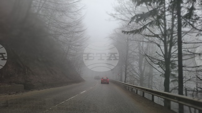 Мъгла намалява видимостта на проходите Шипка и Петрохан, и в областите Бургас, Враца и Търговище 