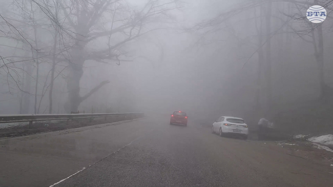 Мъгла намалява видимостта на Петроханския проход