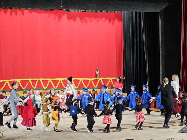 С пролетни песни, стихове и танци отбелязаха Сирни заговезни в Тетевен