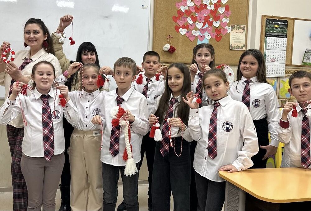 Деца и родители от Търговище изработиха мартеници и ги дариха на възрастни хора