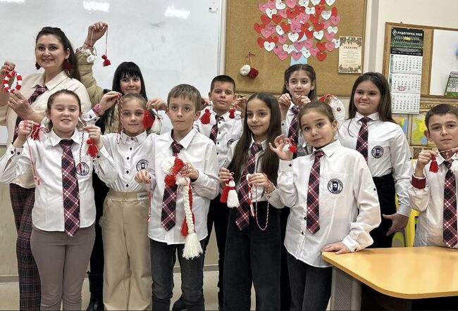 Деца и родители от Търговище изработиха мартеници и ги дариха на възрастни хора