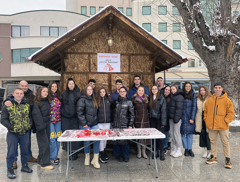 В мартенски базар ученици от Луковит събраха около 200 лева за закупуване на учебни материали 