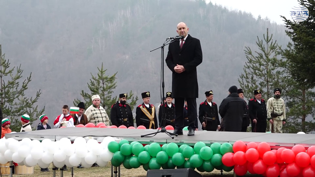 Българският трибагреник се развя на 21-метров пилон над Етрополе на церемония в присъствието на президента Румен Радев