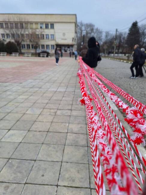 В Стралджа поставиха рекорд за най-дълга мартеница, правена в града