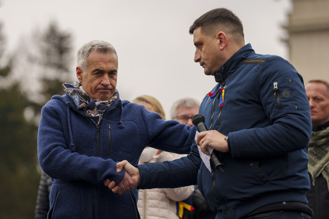 Лидерите на две румънски крайнодесни партии ще се срещнат днес с Калин Джорджеску, за да вземат решение за новия кандидат за президент