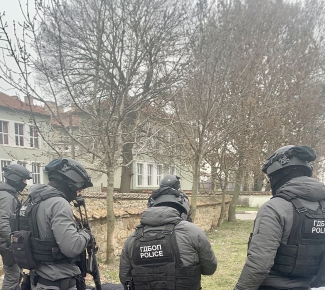 Арестувани са петима, трима от които - чужди граждани, за изнудване и заплахи в Ямбол и Пловдив, съобщиха от МВР