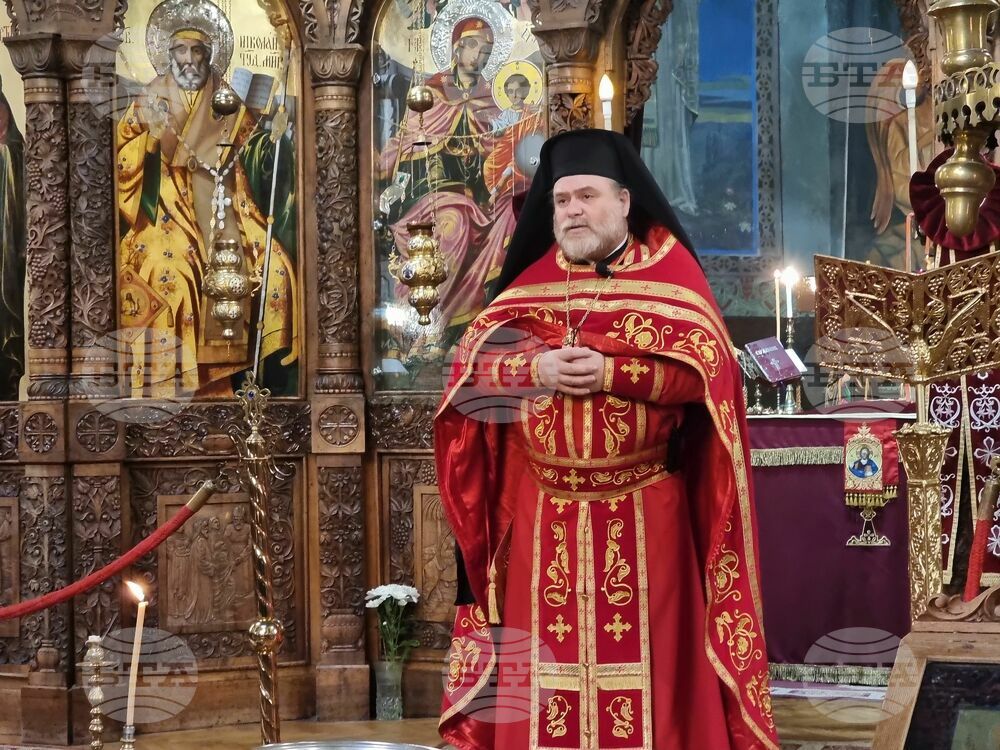 Всеопрощението има две остриета – любовта и милосърдието, каза в днешната си проповед в Ямбол архимандрит Димитрий