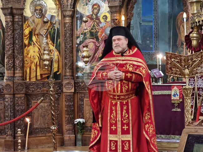 Всеопрощението има две остриета – любовта и милосърдието, каза в днешната си проповед в Ямбол архимандрит Димитрий