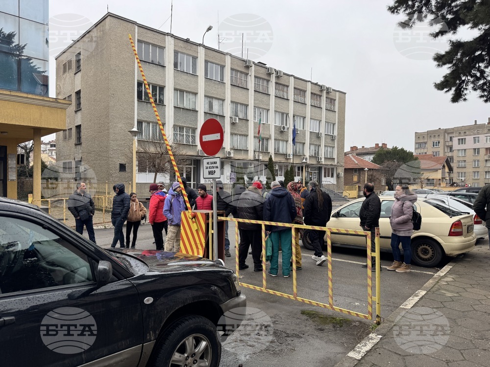 Казанлъчани се събраха на протест пред местното полицейско управление с искане за информация за смъртта на 47-годишен мъж