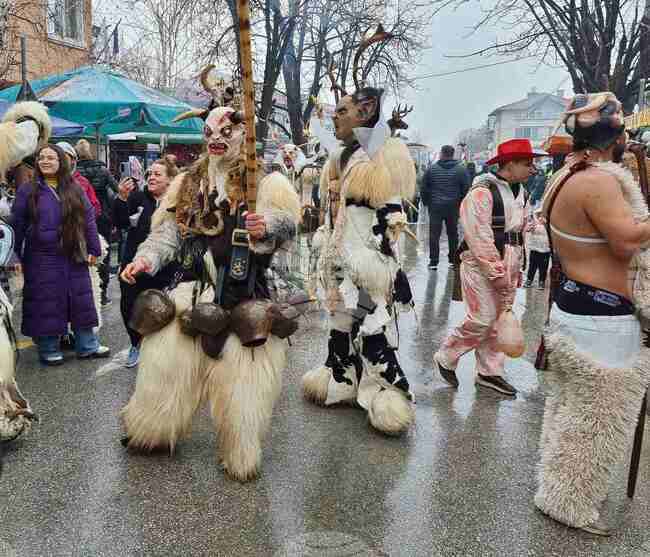 Кукери прогонваха злото на Сирни заговезни в пловдивското село Първенец