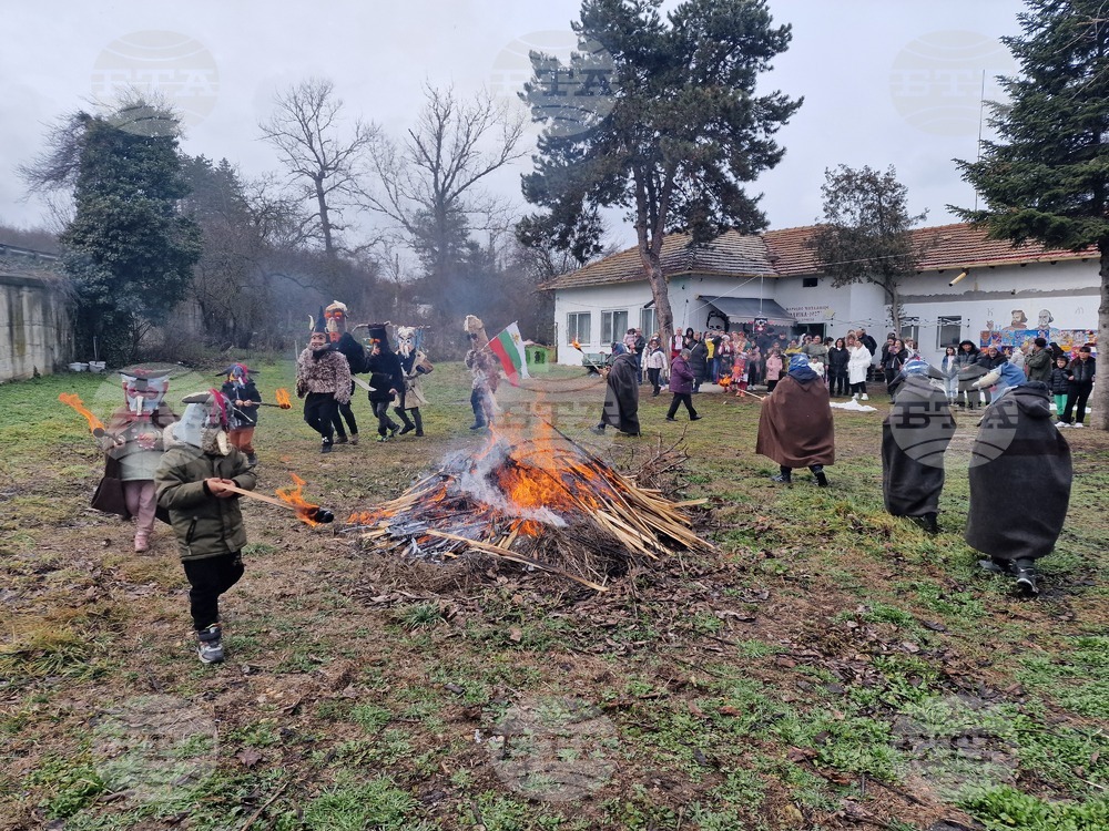 Кукери от търговищкото село Пробуда и съседното Буховци гониха злото в читалищен празник