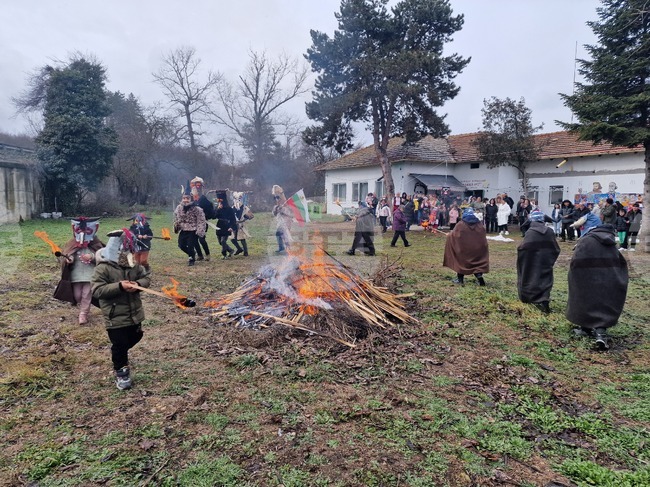 Кукери от търговищкото село Пробуда и съседното Буховци гониха злото в читалищен празник