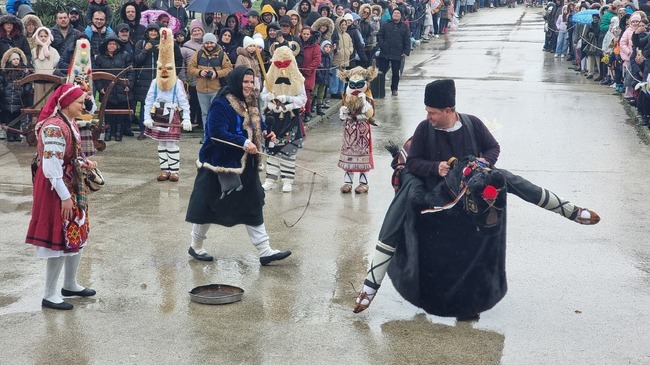Близо 200 кукери гониха злите сили в силистренското село Айдемир