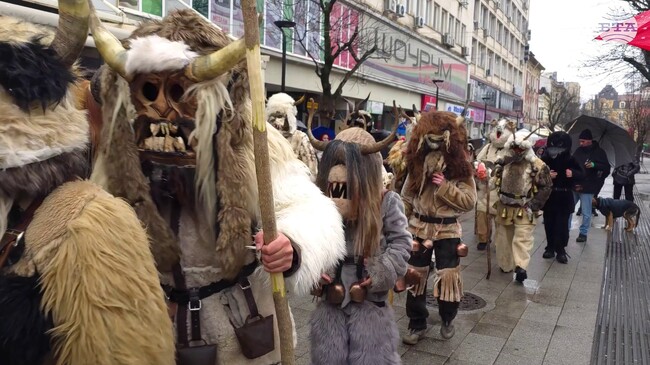 С кукерско шествие, хлопки, музика и хора в Плевен отбелязаха Сирни заговезни