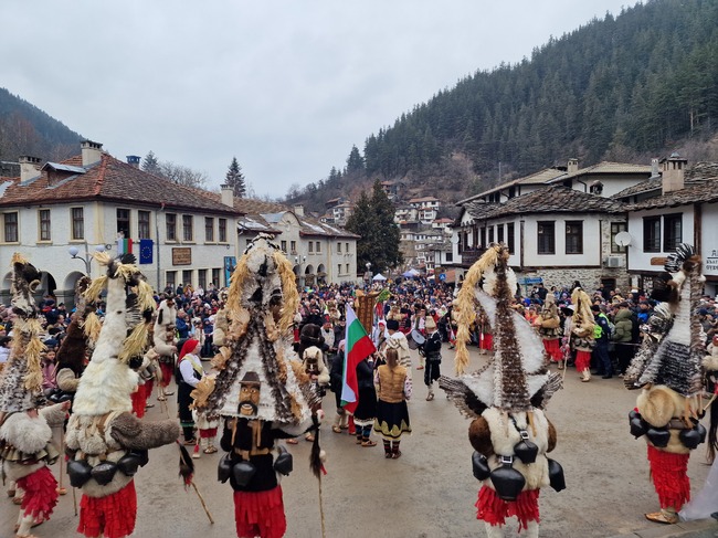 С чанове, тюмбелеци и хлопки кукери гониха злото в родопското село Широка лъка