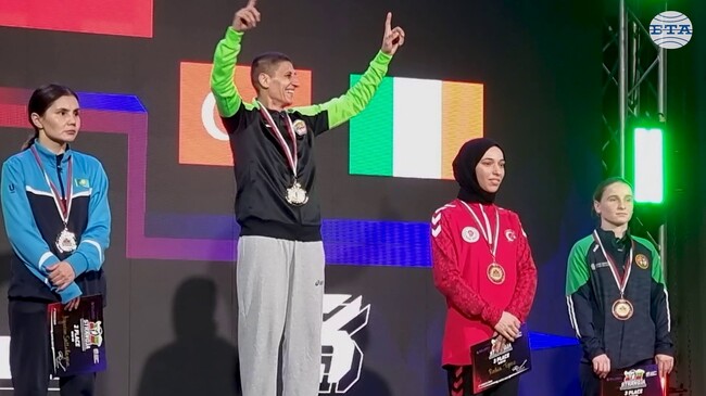 Министърът на младежта и спорта Иван Пешев награди шампионките от купа "Странджа" Севда Асенова и Златислава Чуканова