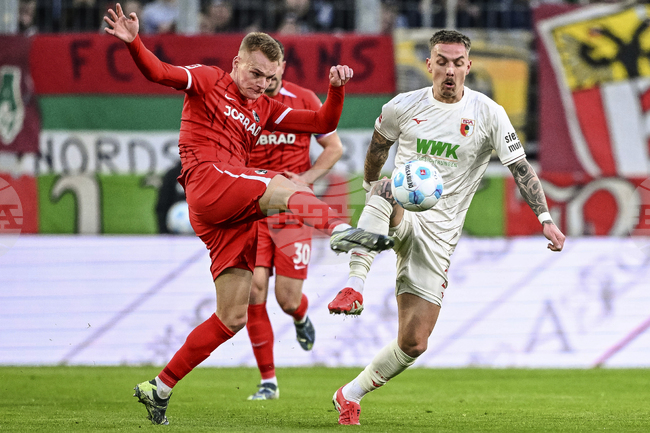 Аугсбург спря победната серия на Фрайбург в Бундеслигата, но не успя да спечели домакинството си