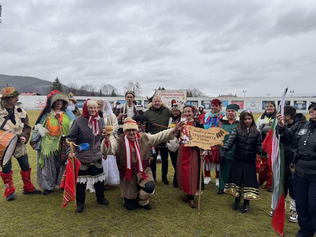 Кукери гониха злите сили в Костенец 