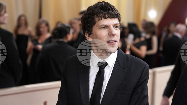 Американският актьор Джеси Айзенбърг възнамерява да дари бъбрек на непознат