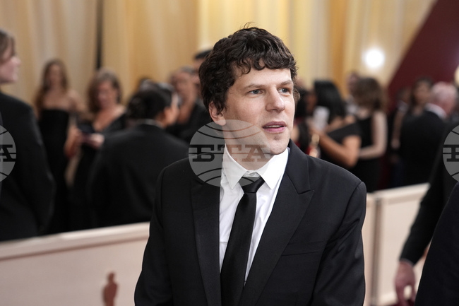 Американският актьор Джеси Айзенбърг възнамерява да дари бъбрек на непознат