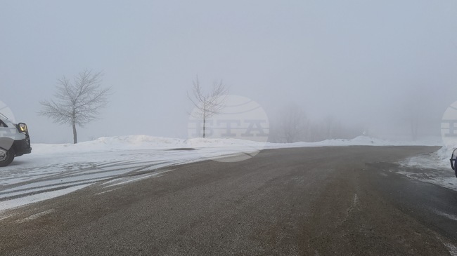 На прохода Шипка вали суграшица, две машини опесъчават непрекъснато пътя от северната страна