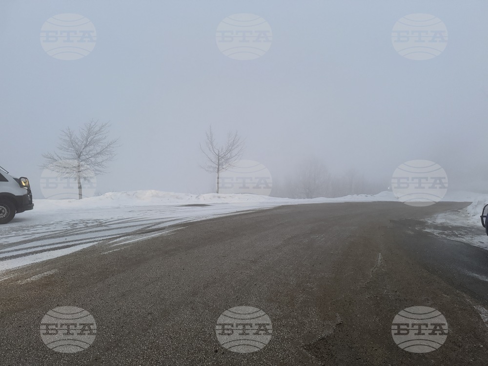 В прохода "Шипка" настилките са заледени и обработени, има слаб снеговалеж